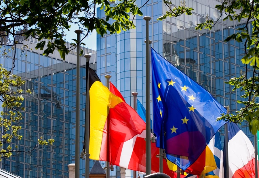 Billede af flag ude foran Europa-Parlamentet