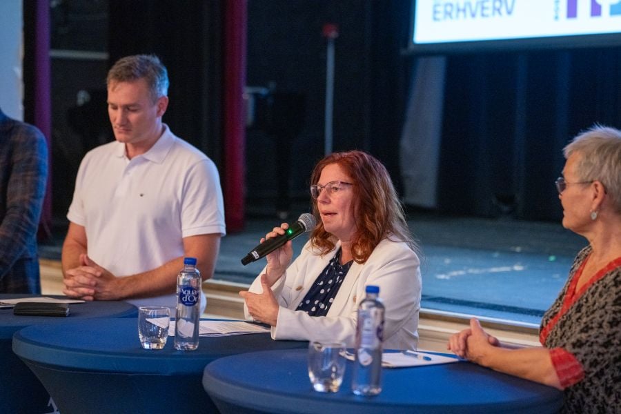 Jette Tjørnelund taler i mikrofonen til debatten