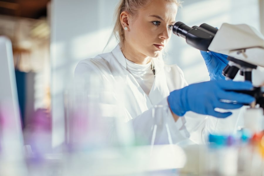 kvinde i laboratorium