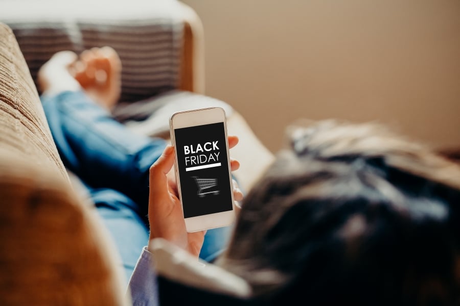 Forbruger handler på telefon til Black Friday