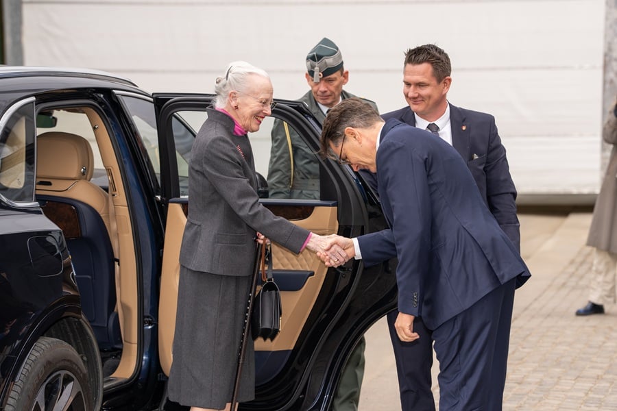 Hendes Majest&aelig;t Dronning Margrethe modtages af Dansk Erhvervs adm. direkt&oslash;r, Brian Mikkelsen