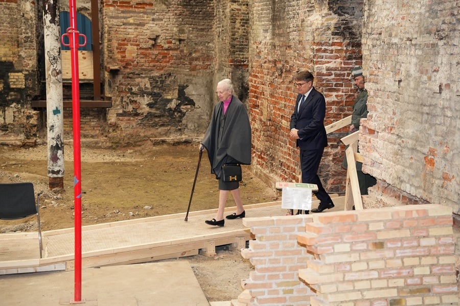 Dronning Margrethe ser brandtomten indefra