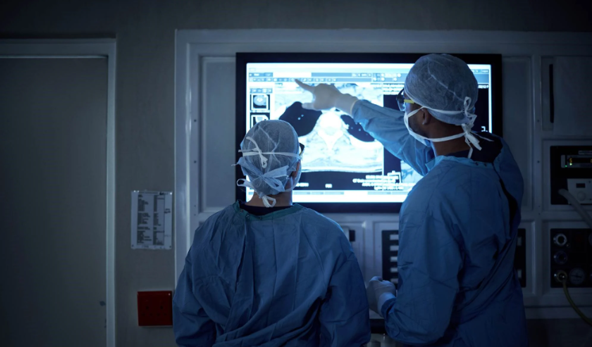 to læger kigger på røntgenbilleder