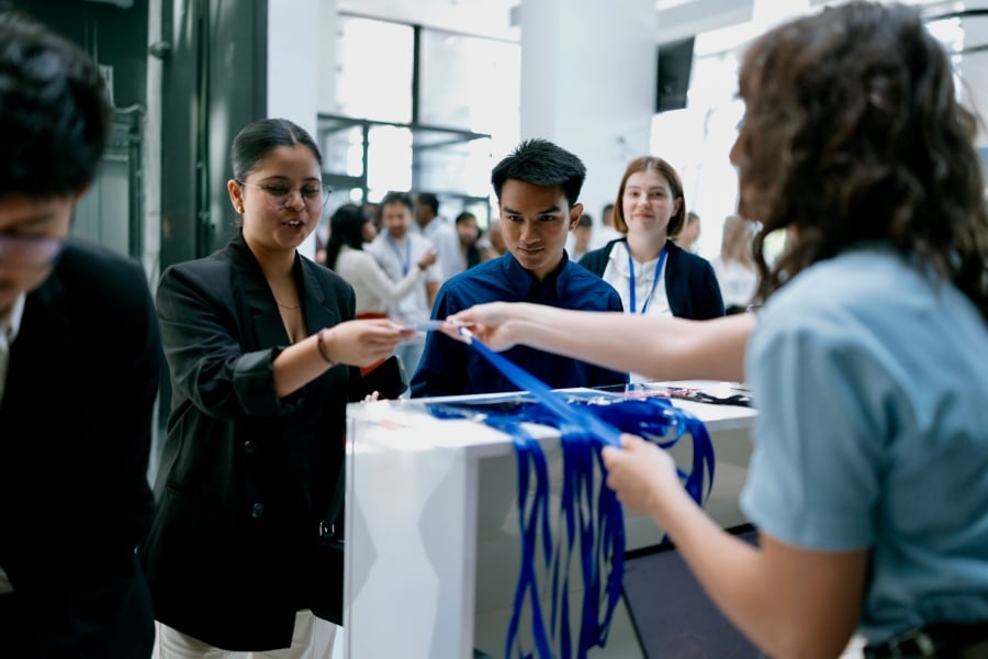 g&aelig;ster til konference