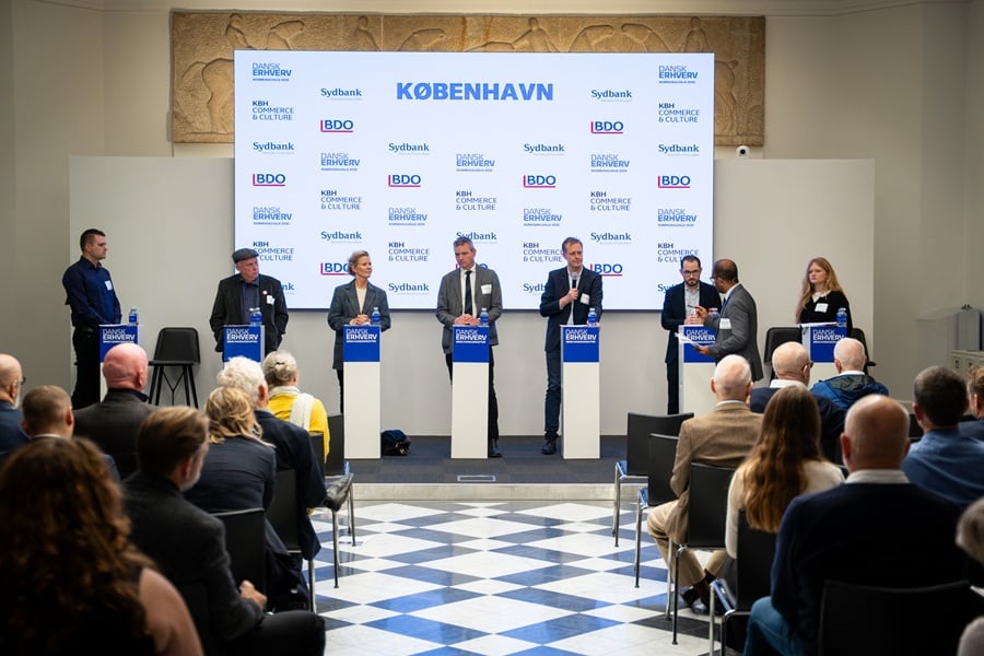 Billede af lokalpolitiske kandidater i en paneldebat