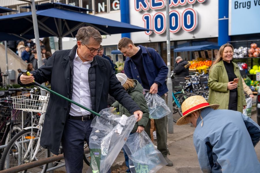 B&oslash;rnene samler affald og putter i poser