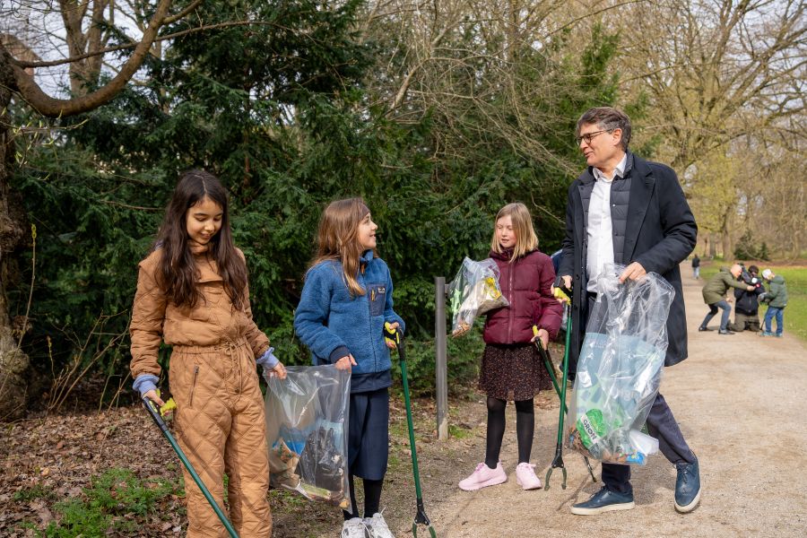 Brian Mikkelsen og b&oslash;rn samler affald sammen