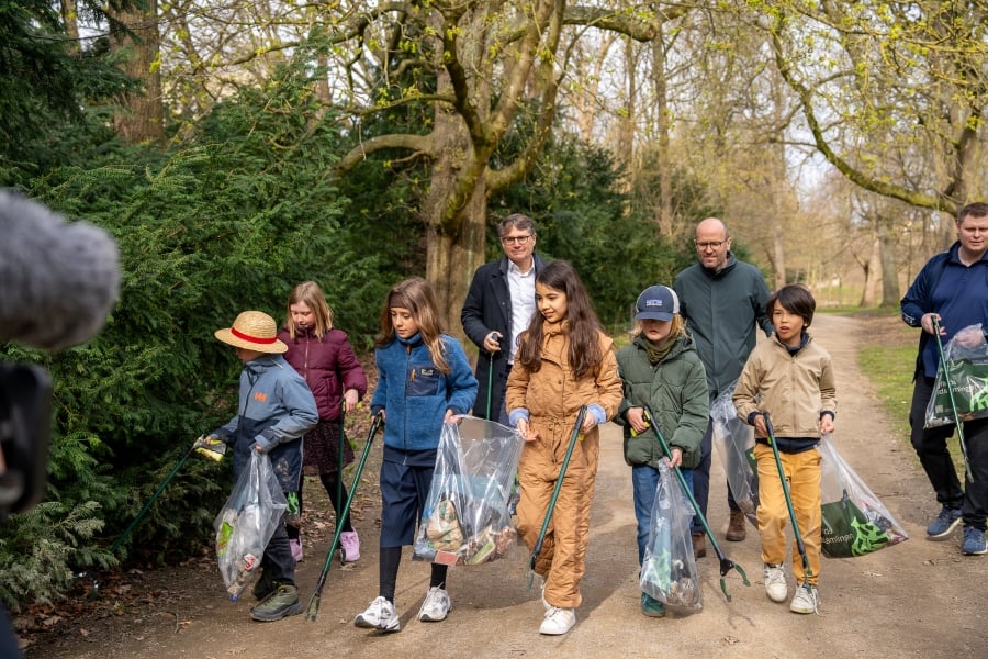 Brian Mikkelsen og b&oslash;rn samler affald