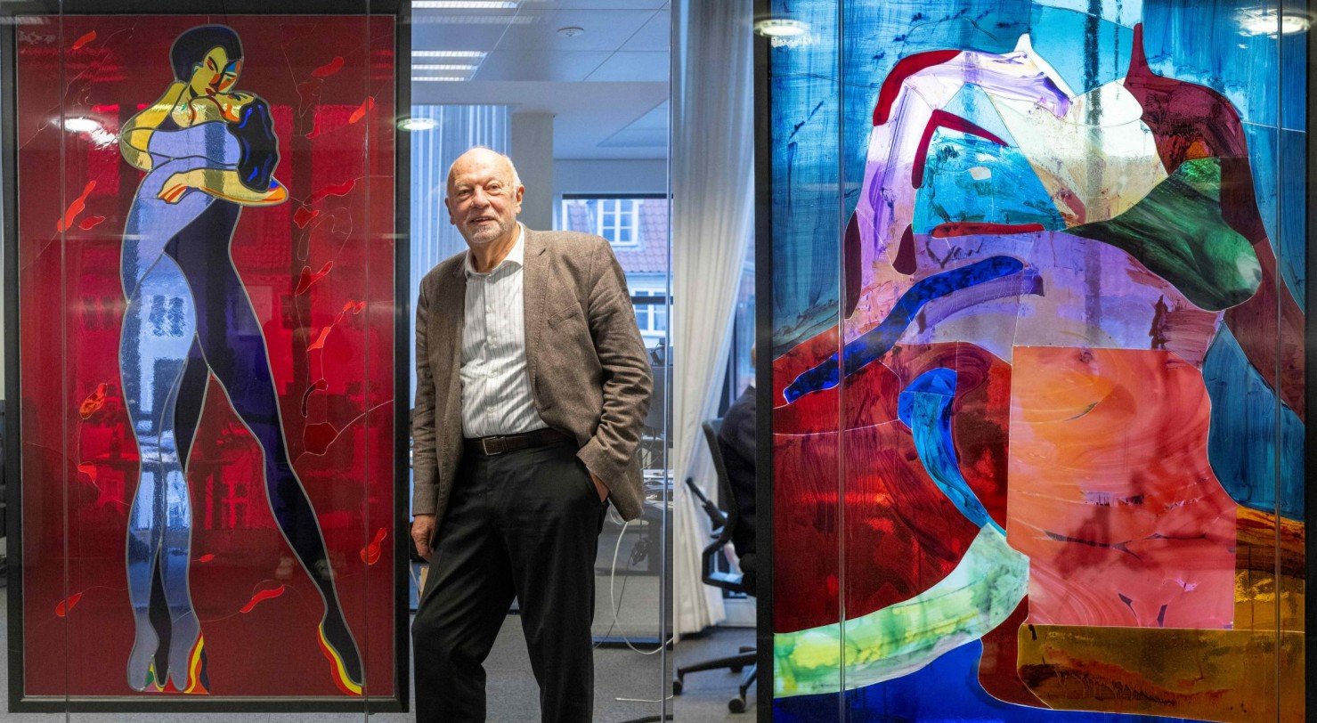 Poul Erik Bech p&aring; kontor med kunst