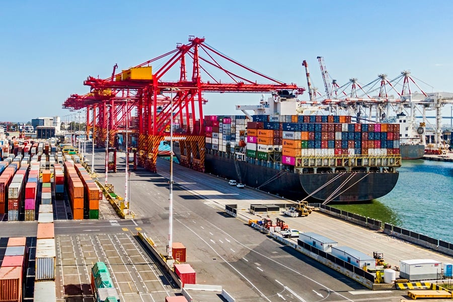 Billede af stort containerskib på havn