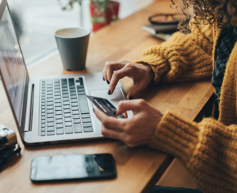 kvinde handler online