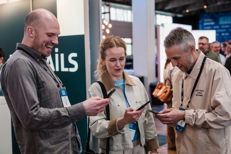 g&aelig;ster til konference