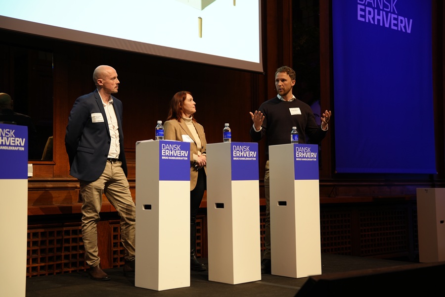 Billeder af deltagere i interview p&aring; scenen til Gr&oslash;nt Topm&oslash;de 2026