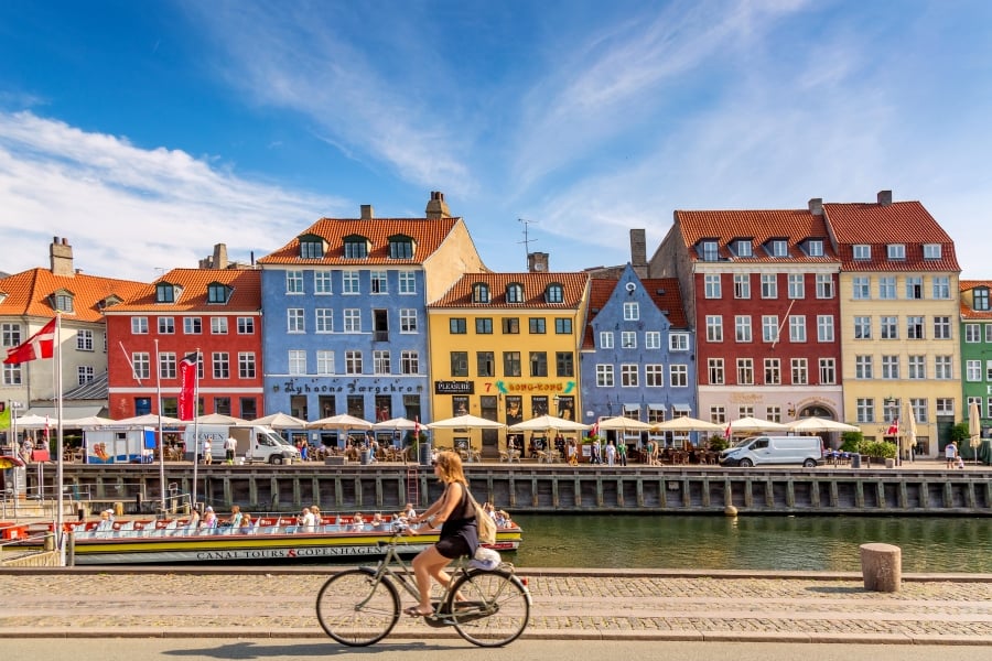 Cyklende kvinde i sommertøj