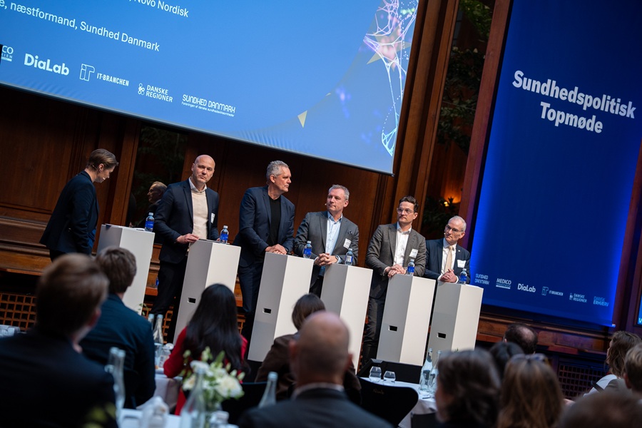 Billede af de fem deltagende i første paneldebat