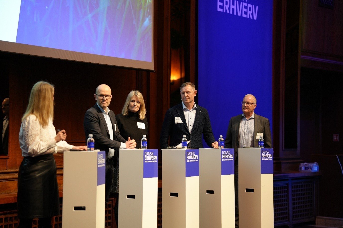 Billede af Lars Midtiby, direktoer i Danmarks Naturfredningsforening, Birgit S. Hansen, Repraesentant for Groen Trepart i KL, Jens Rasmussen, CEO i Eurowind Energy og Kenneth Norre, CEO i LE34