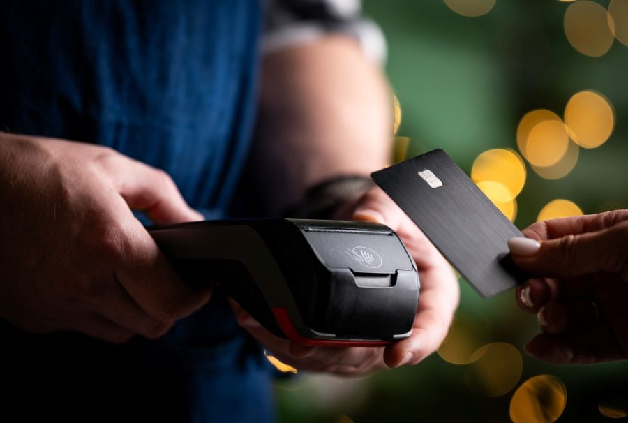 Billede af forbruger som betaler med kort