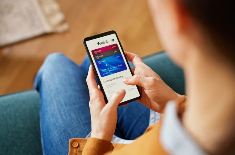 Kvinde betaler p&aring; nettet med mobil