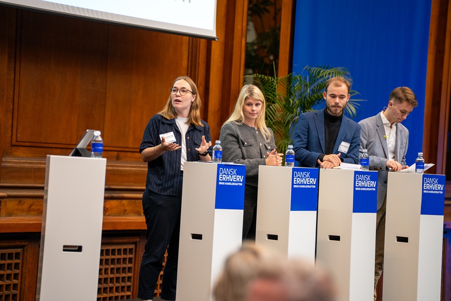 Fire ungdomspolitikere i en paneldebat om kommunalvalget 2025