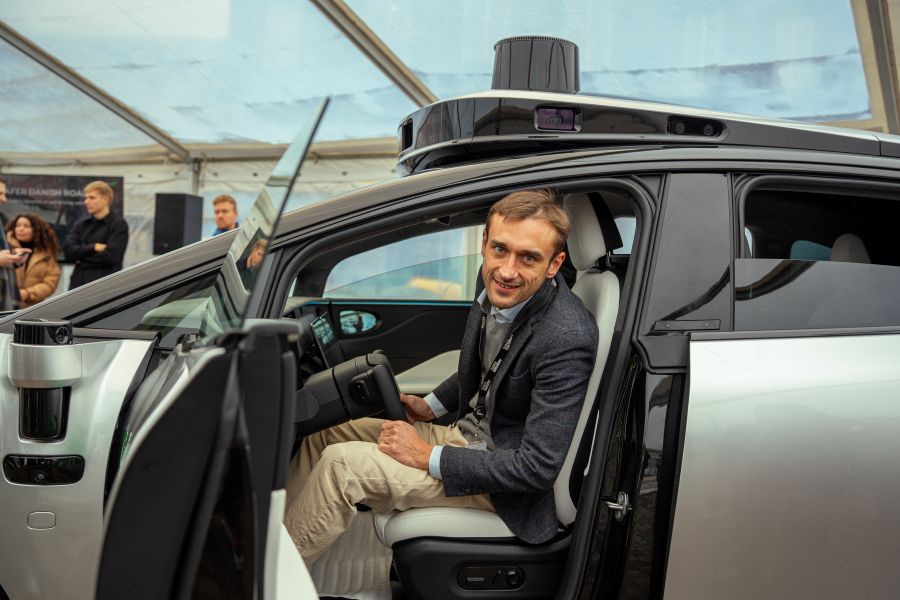 Teddy Becher sidder i selvk&oslash;rende bil 