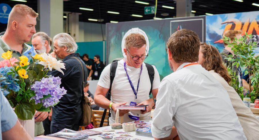 Mand kigger p&aring; klisterm&aelig;rker til Gamescom