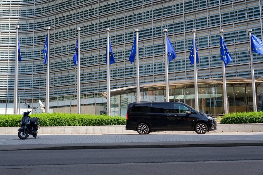 Billede af EU-parlamentet med bil holdende ude foran