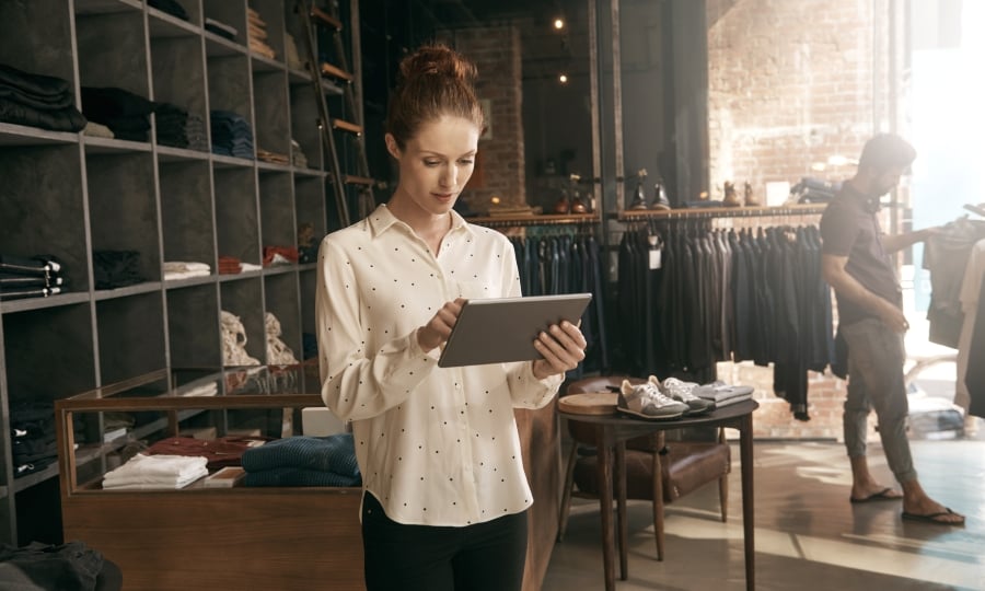 Kvinde i butik med tablet