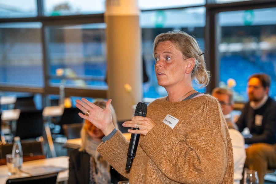 Deltager til eventet stiller spørgsmål til borgmesterkandidaterne