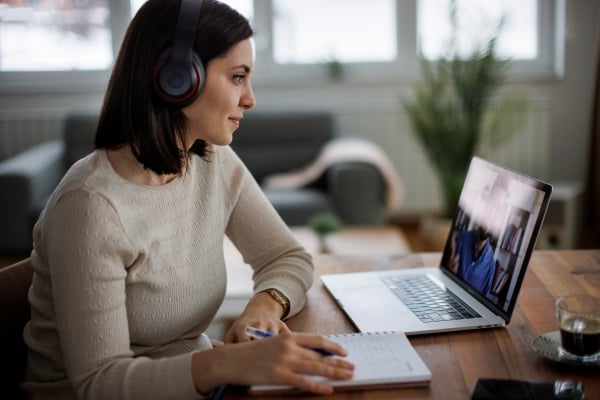 kvinde til webinar