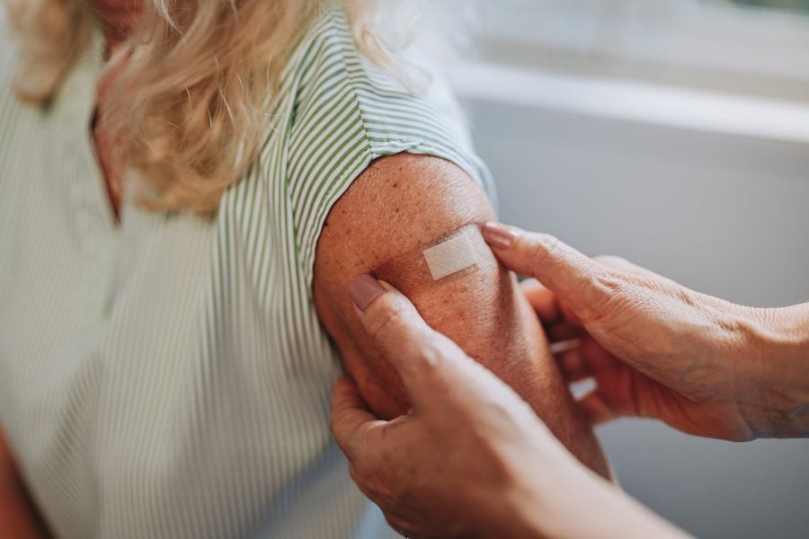 Kvinde f&aring;r vaccine i armen