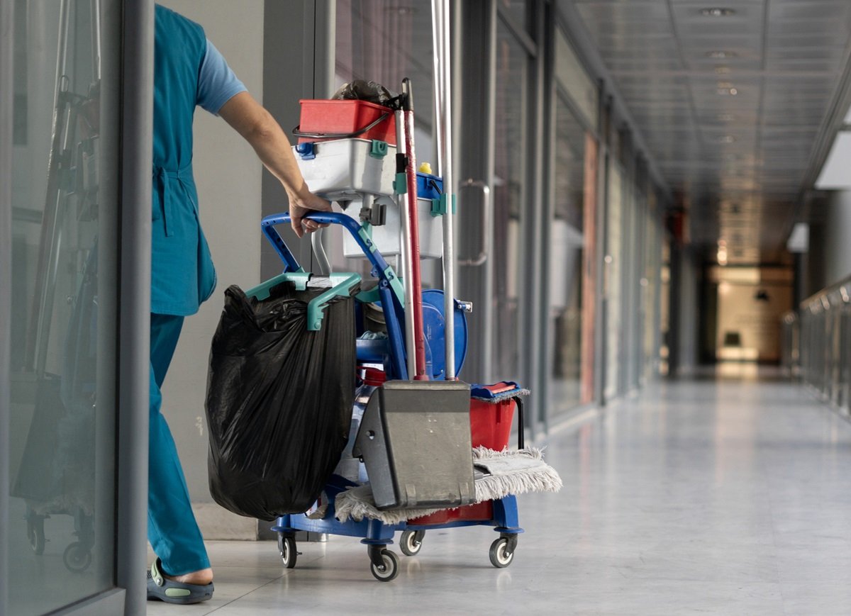 Rengøringsmedarbejder-hos-en-kunde