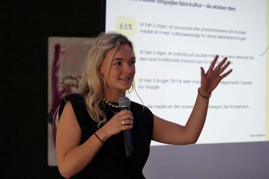 Kvinde forklarer foran publikum