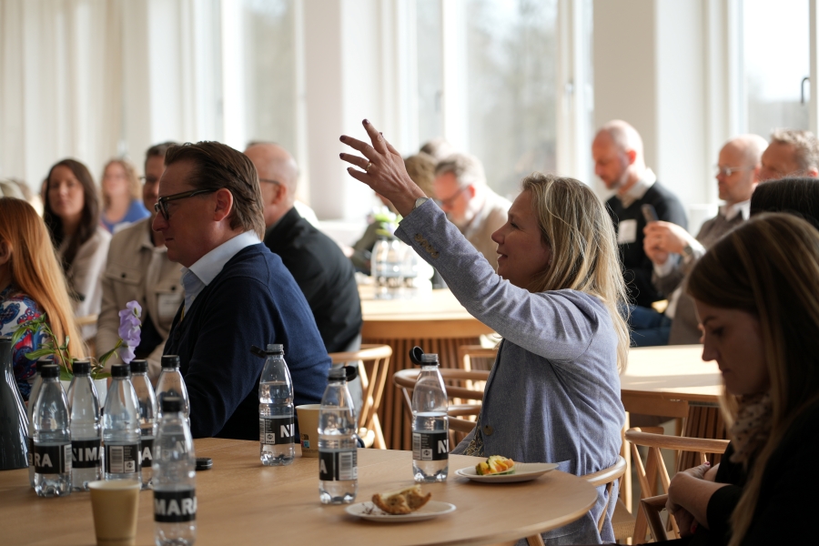 Deltager ved busturen stiller spr&oslash;gsm&aring;l