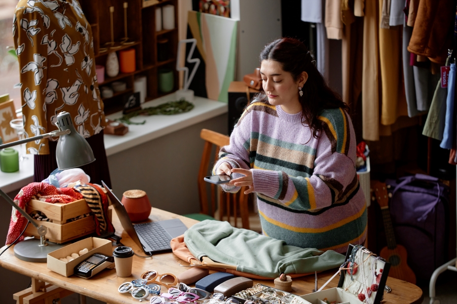 kvinder pakker varer