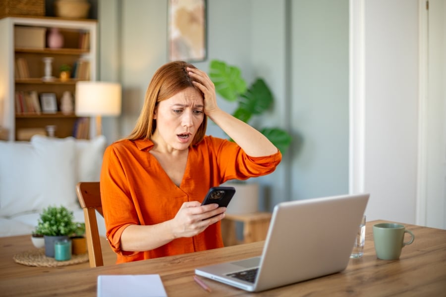 kvinde ramt af svindel online