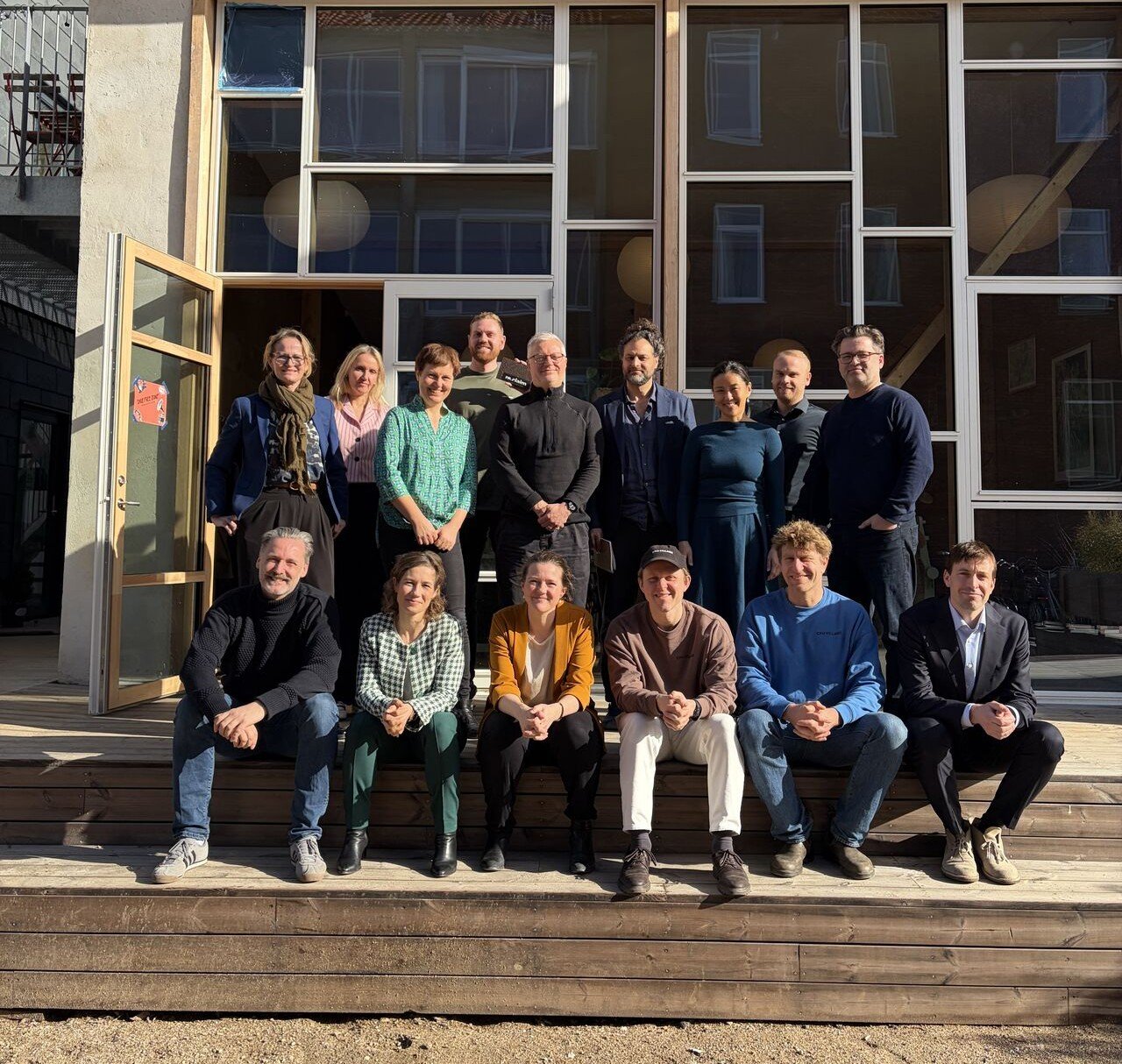 P&aring; billedet ses byggerinetv&aelig;rket ude foran CPH Village.