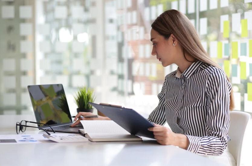 kvinde foran computer