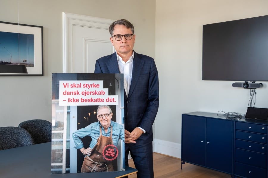 Brian Mikkelsen med skilt