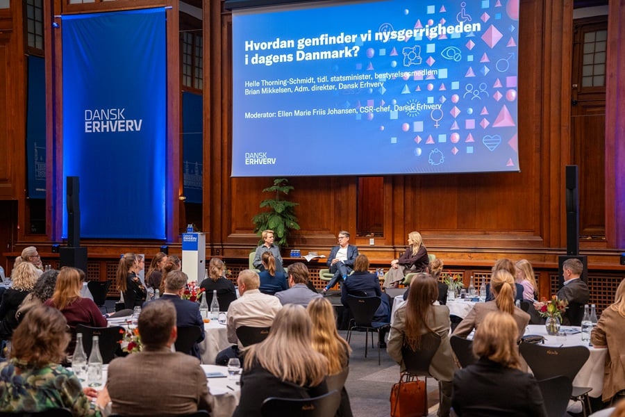 Billede fra Diversitetskonferencen - p&aring; scenen ses Helle Thorning-Schmidt, Brian Mikkelsen og Ellen Marie Friis