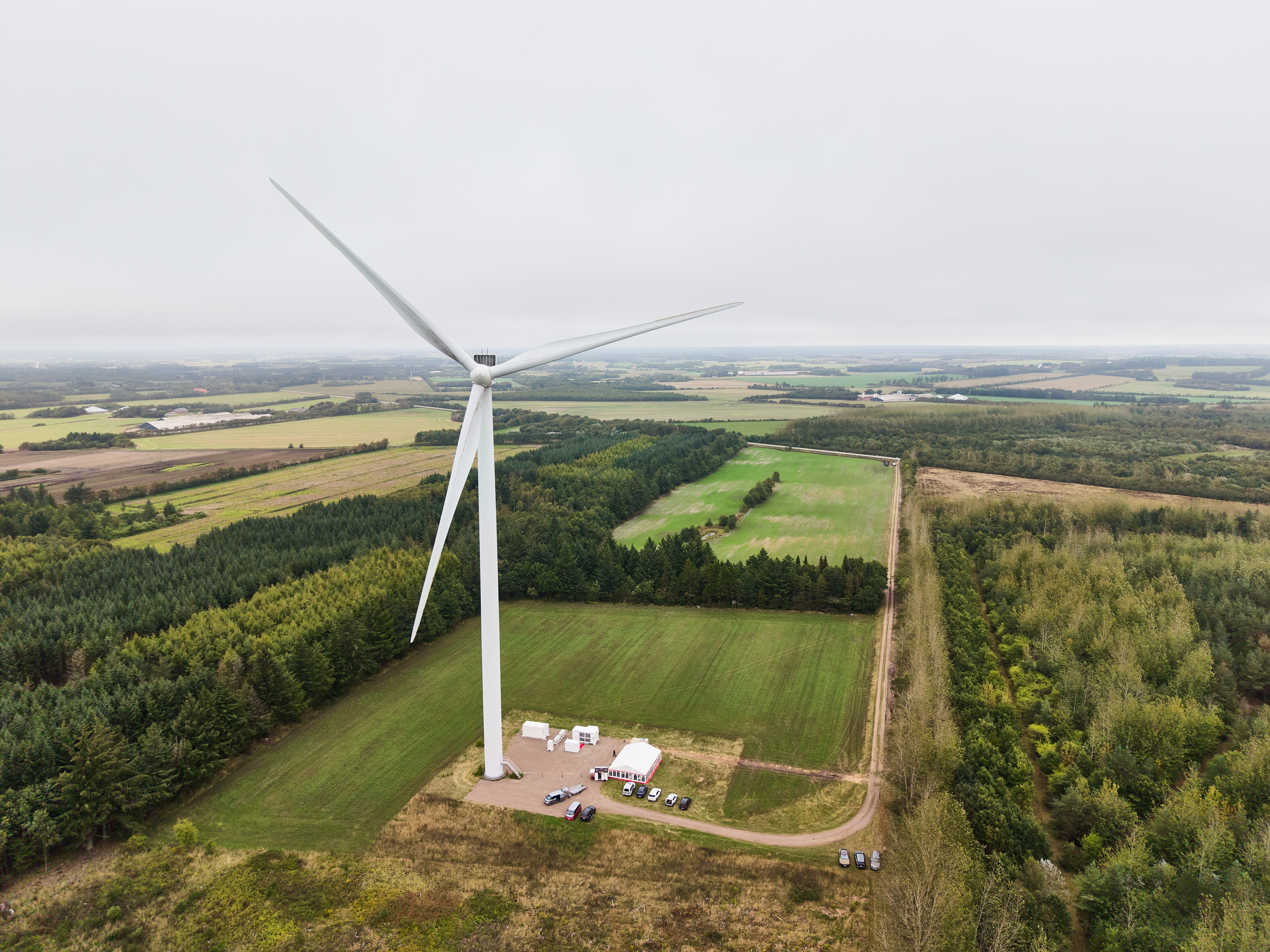 Vindm&oslash;lle og batteri